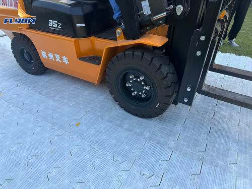 Последние блоги о компании Flyon Sports продемонстрировал непревзойденную силу в защите газона и испытании нагрузки на пол