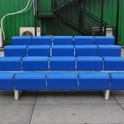 Хорошая цена Bleacher 4 строк на открытом воздухе алюминиевый усаживая с пластиковыми местами онлайн