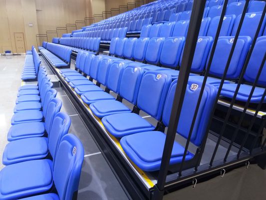 Серебряные выдвижные трибуны с вместимостью 200-500 человек