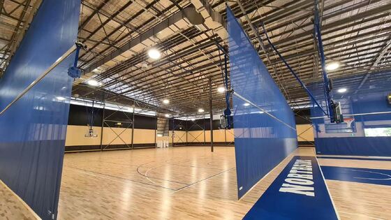 Хорошая цена Автоматическая система электрического управления разделительная завеса с высокой прочностью ткани и настраиваемым цветом для внутренних видов спорта онлайн